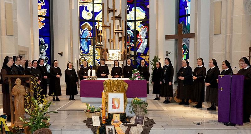 Zur Eröffnung des Provinzkapitels versammelten sich die Kapitularinnen um den Altar der Mutterhauskirche. Foto: Michael Bodin / fcjm-presse