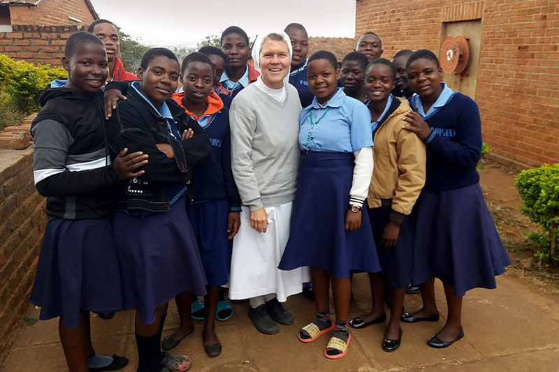 Schwester M. Susanne Schrammel und ihre Mitschwestern haben in Dowa / Malawi bereits gute Kontakte zu jungen Menschen hergestellt. Foto: Archivbild / Franziskanerinnen fcjm