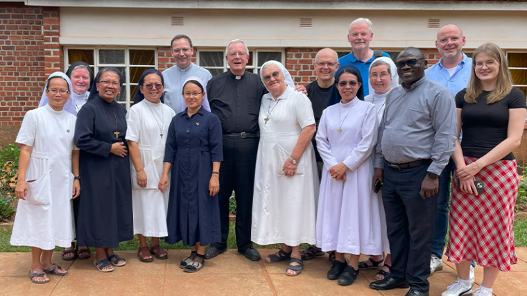 Zur Einweihung eines neuen Ausbildungshauses der Franziskanerinnen Salzkotten in Dowa / Malawi reiste eine Delegation nach Malawi, hier neben weiteren Teilnehmenden Schwester M. Magdalena Schmitz (2.v.l.), Generaloberin, Schwester M. Theodosia Tinambunan (3.v.l.), Provinzoberin der indonesischen Ordensprovinz FCJM, Weihbischof Matthias König und Schwester M. Klara Luers, Gründerin und Leiterin der Projekte in Malawi (Mitte), Schwester M. Angela Benoit (4.v.r.), Provinzoberin der deutschen Ordensprovinz FCJM, und Andreas Cramer (2.v.r.), Verwaltungsdirektor der Franziskanerinnen Salzkotten. Foto: Franziskanerinnen Salzkotten