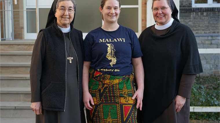 Vorfreude auf den Einsatz in Malawi: Larissa Neumann (Mitte) im T-Shirt aus Malawi und Chitenje, dem traditionellen malawischen Kleidungsstück. Für ihr Physiotherapie-Projekt sind die Franziskanerinnen Salzkotten Projektpartner, hier mit Provinzoberin Schwester M. Angela Benoit (links) und Schwester M. Alexa Furmaniak. Foto: Michael Bodin / fcjm-presse