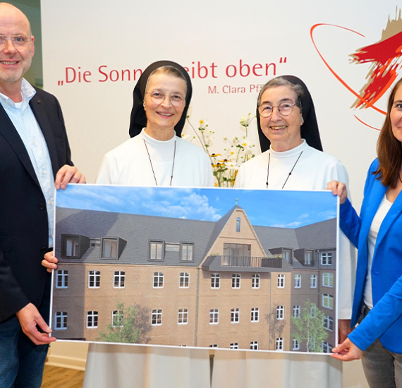 Stellten die geplante Erweiterung des Altenheims St. Clara in Salzkotten vor (v.l.): Geschäftsführer Andreas Cramer, Geschäftsführerin Schwester M. Johanna Harke, Provinzoberin Schwester M. Angela Benoit und Einrichtungsleiterin Daria Wibbeke. Die geplanten Dachgauben und der Außenbalkon sind auf der Visualisierung erkennbar. Foto: Michael Bodin / fcjm-presse