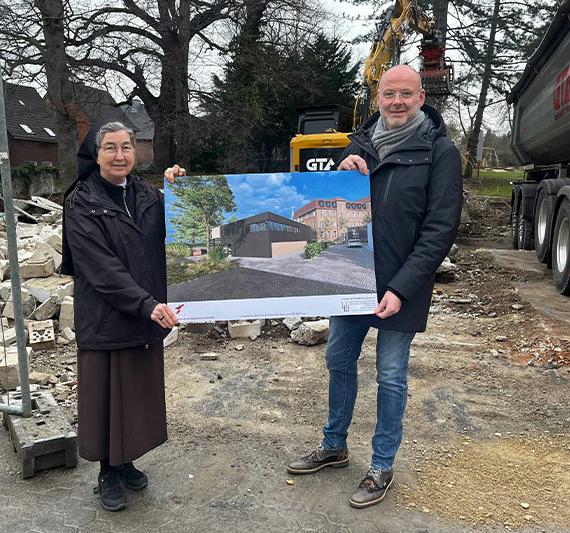 Durch den Abriss der Garagen am Mutterhaus der Franziskanerinnen Salzkotten ist nun Platz für den Neubau der Zentralküche geschaffen. Darüber freuen sich die Provinzoberin Schwester M. Angela Benoit und Verwaltungsdirektor Andreas Cramer. Foto: Franziskanerinnen Salzkotten.