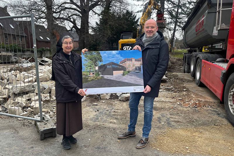 Durch den Abriss der Garagen am Mutterhaus der Franziskanerinnen Salzkotten ist nun Platz für den Neubau der Zentralküche geschaffen. Darüber freuen sich die Provinzoberin Schwester M. Angela Benoit und Verwaltungsdirektor Andreas Cramer. Foto: Franziskanerinnen Salzkotten.