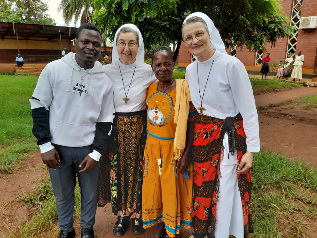 Schwester M. Angela Benoit (2.v.l) und Schwester M. Johanna Harke (1.v.r.) aus Salzkotten waren drei Wochen in Malawi und unter anderem zu Besuch bei der Familie von Mtisunge Honda, die aktuell über das „Süd-Nord-Programm weltwärts“ auf dem Vauß-Hof in Scharmede ein Jahrespraktikum macht. Im Bild sind ihre Mutter und ihr Bruder Griffin, der in Malawi mit Unterstützung der Franziskanerinnen in einem Ingenieurstudiengang seinen Master macht. Foto: Franziskanerinnen Salzkotten