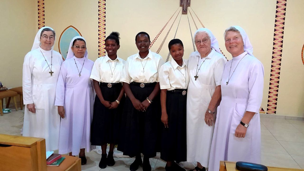 Drei junge Frauen (Mitte) wurden als Postulantinnen bei den Franziskanerinnen in Dowa/Malawi aufgenommen. Im Bild von links: Schwester M. Angela Benoit (Provinzoberin aus Salzkotten), Schwester M. Yovita Manalu (Dowa/Malawi), die Postulantinnen Tiyamike Henerico, Rabecca Uwayisenga, Naomi Yohane, sowie Schwester M. Klara Lüers (Madisi/Malawi) und Schwester M. Susanne Schrammel (Dowa/Malawi). Foto: Franziskanerinnen Salzkotten