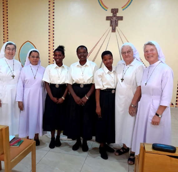 Drei junge Frauen (Mitte) wurden als Postulantinnen bei den Franziskanerinnen in Dowa/Malawi aufgenommen. Im Bild von links: Schwester M. Angela Benoit (Provinzoberin aus Salzkotten), Schwester M. Yovita Manalu (Dowa/Malawi), die Postulantinnen Tiyamike Henerico, Rabecca Uwayisenga, Naomi Yohane, sowie Schwester M. Klara Lüers (Madisi/Malawi) und Schwester M. Susanne Schrammel (Dowa/Malawi). Foto: Franziskanerinnen Salzkotten