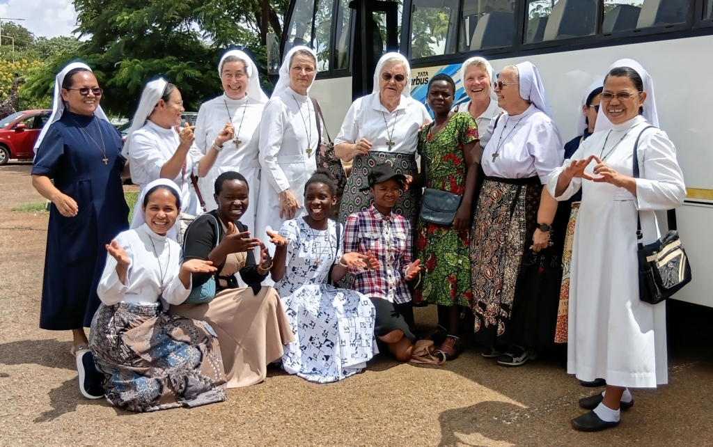 Schwester M. Raynelda Saragih feierte ihr 40-jähriges Ordensjubiläum und ihr 25-jähriges Wirken in Malawi. Hier begrüßt sie unter anderem die Gäste aus Deutschland. Im Bild (hinten von links): Schwester M. Raynelda Saragih, Schwester M. Kristella Laia, Schwester M. Angela Benoit, Schwester M. Johanna Harke, Schwester M. Klara Luers, Martha Yowel, Schwester M. Susanne Schrammel, Schwester M. Veronika Engelmann, Schwester M. Flaviana Ndruru (halb verdeckt) und Schwester M. Yovita Manalu. Vorne von links: Schwester M. Magdalena Bui und die neuen Postulantinnen Rabecca Uwayisenga, Tiyamike Henerico und Naomi Yohane. Foto: Franziskanerinnen Salzkotten.