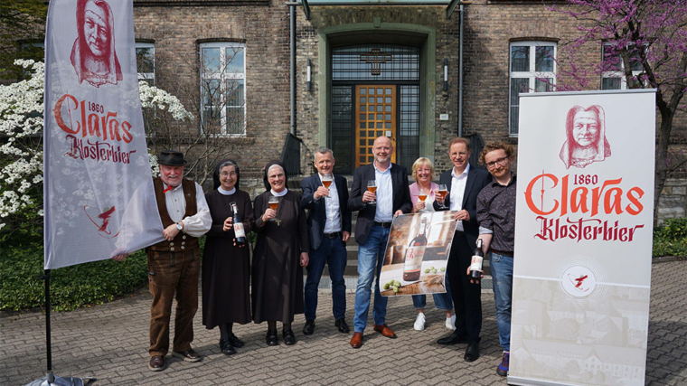 Vorstellung von „Clara Klosterbier 1860“ am Mutterhaus der Franziskanerinnen Salzkotten (v.l.): Braumeister Peter Mesters, Provinzoberin Schwester M. Angela Benoit, Schwester M. Hiltrud Wacker, Jörg Schütte (Brauhof Hallenberg), Verwaltungsdirektor Andreas Cramer, Monika Werner (Salzkotten Marketing), Bürgermeister Ulrich Berger und Lukas Michalski (Salzkotten Marketing). Foto: Michael Bodin / fcjm-presse