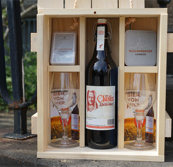 „Clara Klosterbier 1860“ gibt es in der 1 Liter Bügelflasche, in 10- und 20-Liter Fässern sowie mit zwei Gläsern in dieser besonderen Geschenkbox aus Holz, die in einer inklusiven Werkstatt gefertigt wird. Foto: Michael Bodin / fcjm-presse