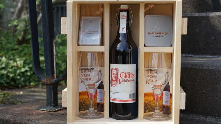 „Clara Klosterbier 1860“ gibt es in der 1 Liter Bügelflasche, in 10- und 20-Liter Fässern sowie mit zwei Gläsern in dieser besonderen Geschenkbox aus Holz, die in einer inklusiven Werkstatt gefertigt wird. Foto: Michael Bodin / fcjm-presse