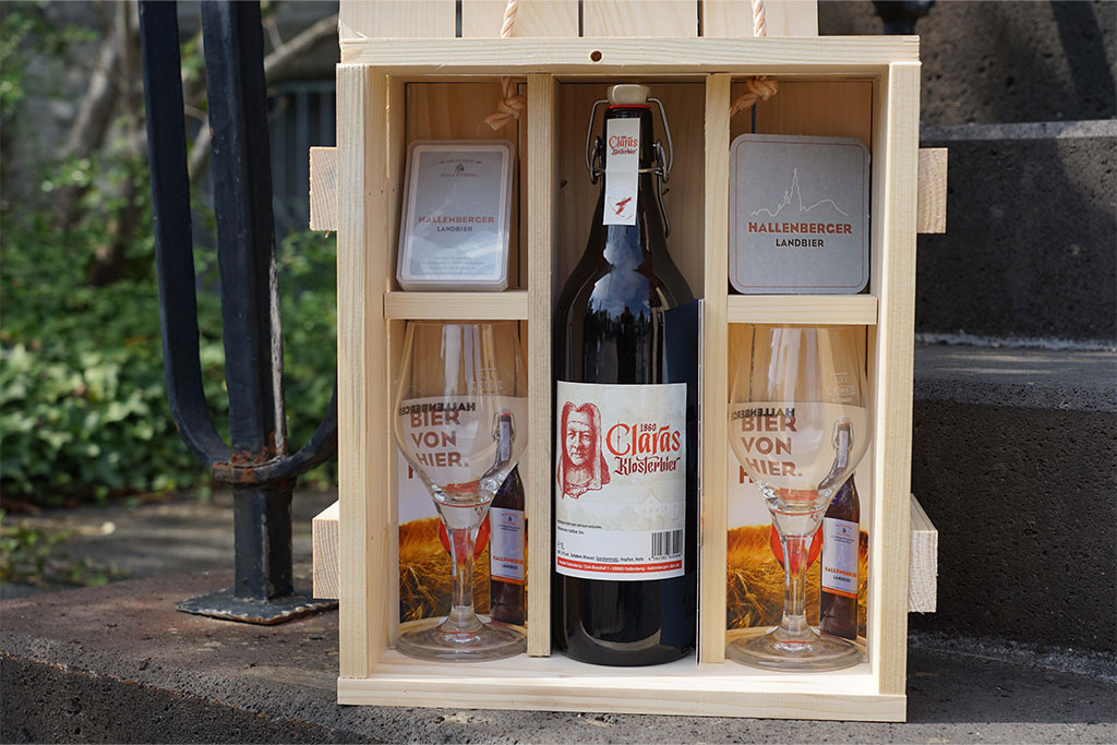 „Clara Klosterbier 1860“ gibt es in der 1 Liter Bügelflasche, in 10- und 20-Liter Fässern sowie mit zwei Gläsern in dieser besonderen Geschenkbox aus Holz, die in einer inklusiven Werkstatt gefertigt wird. Foto: Michael Bodin / fcjm-presse