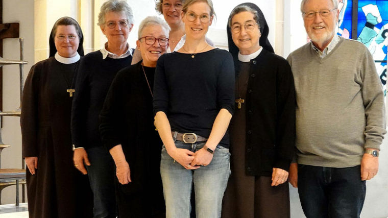 Schwester M. Alexa Furmaniak (links) und Provinzoberin Schwester M. Angela Benoit bedankten sich sehr herzlich beim Kerzen-Team (Bild) für die diesjährige Osterkerzen-Aktion mit deren Erlös die Arbeit der Schwestern in Malawi unterstützt wird. Foto: Klaus Harnischmacher