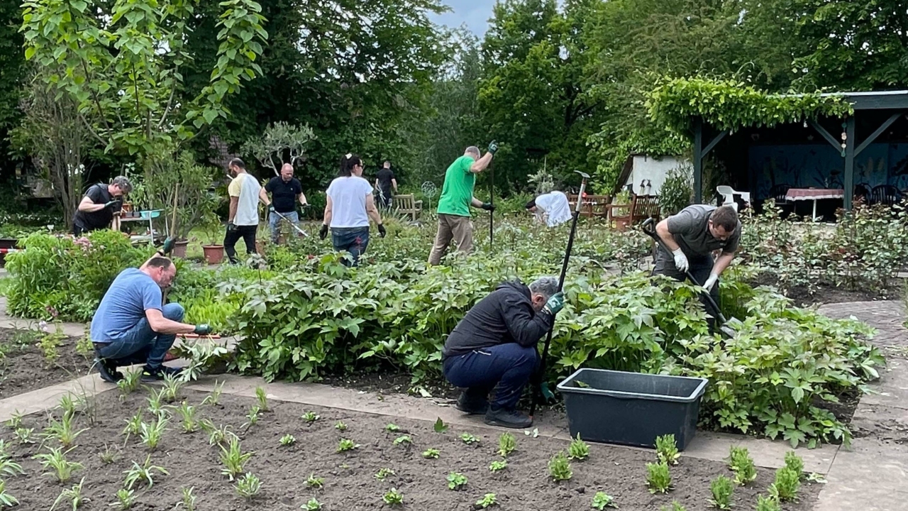Beim „Day of Caring“ der Firma Gilbarco engagierten sich rund 45 Mitarbeitende im Mutterhausgarten der Franziskanerinnen Salzkotten. Gemeinsam wurden Beete gepflegt, Stauden gepflanzt und Gartenanlagen verschönert. Foto: Franziskanerinnen Salzkotten