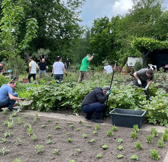 Beim „Day of Caring“ der Firma Gilbarco engagierten sich rund 45 Mitarbeitende im Mutterhausgarten der Franziskanerinnen Salzkotten. Gemeinsam wurden Beete gepflegt, Stauden gepflanzt und Gartenanlagen verschönert. Foto: Franziskanerinnen Salzkotten