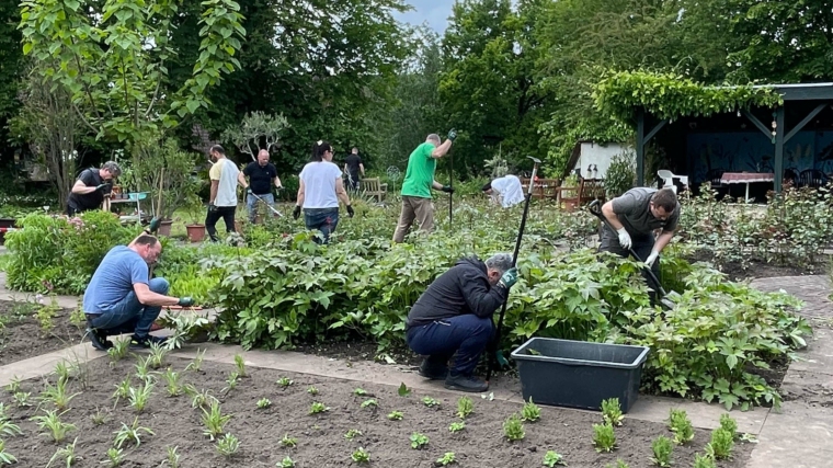 Beim „Day of Caring“ der Firma Gilbarco engagierten sich rund 45 Mitarbeitende im Mutterhausgarten der Franziskanerinnen Salzkotten. Gemeinsam wurden Beete gepflegt, Stauden gepflanzt und Gartenanlagen verschönert. Foto: Franziskanerinnen Salzkotten