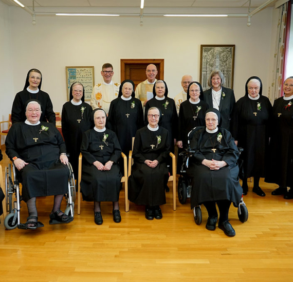 Ordensjubiläen bei den Franziskanerinnen Salzkotten: Reihe vorne v. links: Schwester M. Elisabeth Tekampe, Schwester M. Irmtrudis Zwerschke, Schwester M. Theresia Würminghausen, Schwester M. Mechtild Kalvelage und Schwester M. Antoinette Smits. Reihe Mitte v. links: Schwester M. Johanna Harke (Provinzassistentin), Schwester M. Stefanie Müllenborn, Schwester M. Cäcilia Voß, Schwester M. Hildegarde Voß, Schwester M. Daniela Ließke, Schwester M. Marita Otten, Schwester M. Veronika Engelmann und Schwester M. Angela Benoit (Provinzoberin). Reihe hinten v. links: Pfarrer Martin Beisler, Pater Benedikt Maria Lindemann, Pastor i.R.. Franz Forthaus und Doris Wetzel. Foto: Michael Bodin / fcjm-presse