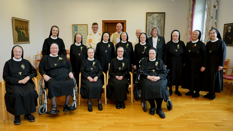 Ordensjubiläen bei den Franziskanerinnen Salzkotten: Reihe vorne v. links: Schwester M. Elisabeth Tekampe, Schwester M. Irmtrudis Zwerschke, Schwester M. Theresia Würminghausen, Schwester M. Mechtild Kalvelage und Schwester M. Antoinette Smits. Reihe Mitte v. links: Schwester M. Johanna Harke (Provinzassistentin), Schwester M. Stefanie Müllenborn, Schwester M. Cäcilia Voß, Schwester M. Hildegarde Voß, Schwester M. Daniela Ließke, Schwester M. Marita Otten, Schwester M. Veronika Engelmann und Schwester M. Angela Benoit (Provinzoberin). Reihe hinten v. links: Pfarrer Martin Beisler, Pater Benedikt Maria Lindemann, Pastor i.R.. Franz Forthaus und Doris Wetzel. Foto: Michael Bodin / fcjm-presse