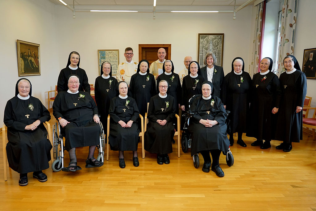 Ordensjubiläen bei den Franziskanerinnen Salzkotten: Reihe vorne v. links: Schwester M. Elisabeth Tekampe, Schwester M. Irmtrudis Zwerschke, Schwester M. Theresia Würminghausen, Schwester M. Mechtild Kalvelage und Schwester M. Antoinette Smits. Reihe Mitte v. links: Schwester M. Johanna Harke (Provinzassistentin), Schwester M. Stefanie Müllenborn, Schwester M. Cäcilia Voß, Schwester M. Hildegarde Voß, Schwester M. Daniela Ließke, Schwester M. Marita Otten, Schwester M. Veronika Engelmann und Schwester M. Angela Benoit (Provinzoberin). Reihe hinten v. links: Pfarrer Martin Beisler, Pater Benedikt Maria Lindemann, Pastor i.R.. Franz Forthaus und Doris Wetzel. Foto: Michael Bodin / fcjm-presse