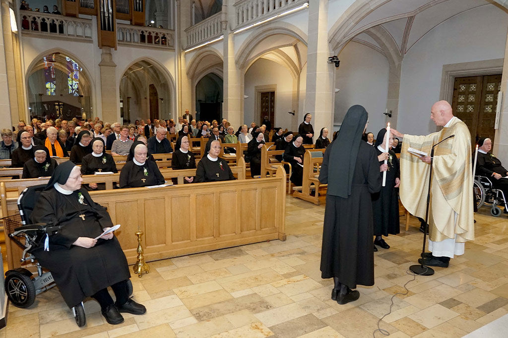 Die Jubilarinnen traten vor den Altar und wurden von Pater Benedikt Maria Lindemann gesegnet, Zahlreiche Angehörige und Freunde der Schwestern feierten den Festgottesdienst in der Mutterhauskirche mit. Foto: Michael Bodin / fcjm-presse