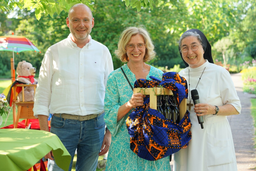 Elfriede Mühlhausen (Mitte) wurde für 30jährige treue Mitarbeit geehrt. Hier mit Verwaltungsdirektor Andreas Cramer und Schwester M. Angela Benoit, Provinzoberin. Foto: Michael Bodin / fcjm-presse