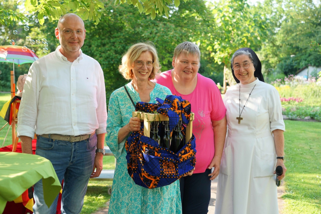 Gratualtion zum Dienstjubiläum (v.l.): Verwaltungsdirektor Andreas Cramer, Elfriede Mühlhausen, 30jähriges Dienstjubiläum, Christine Schniedermeier, 25jähriges Dienstjubiläum und Schwester M. Angela Benoit, Provinzoberin. Foto: Michael Bodin / fcjm-presse