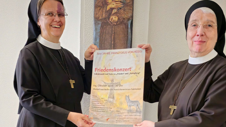 Anlässlich des 800. Todestages des heiligen Franziskus von Assisi laden die Franziskanerinnen Salzkotten am Sonntag, 4. Oktober 2026, um 16 Uhr zu einem Friedenskonzert in die Mutterhauskirche ein. Schwester Dr. M. Alexandra Völzke (links) und Schwester M. Cornelia Büdenbender machen auf den Kartenvorverkauf aufmerksam. Foto: Franziskanerinnen Salzkotten