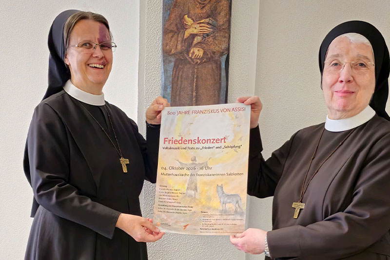 Anlässlich des 800. Todestages des heiligen Franziskus von Assisi laden die Franziskanerinnen Salzkotten am Sonntag, 4. Oktober 2026, um 16 Uhr zu einem Friedenskonzert in die Mutterhauskirche ein. Schwester Dr. M. Alexandra Völzke (links) und Schwester M. Cornelia Büdenbender machen auf den Kartenvorverkauf aufmerksam. Foto: Franziskanerinnen Salzkotten