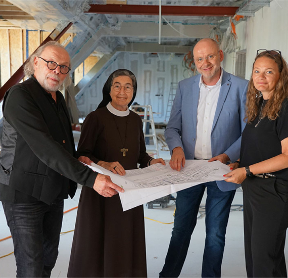 Baustellenbegehung in der neuen Dachetage des Altenheims St. Clara (v.l.): Architekt Erich Wellie, Provinzoberin Schwester M. Angela Benoit, Geschäftsführer Andreas Cramer und Architektin Susann Wellie. Foto: Michael Bodin / fcjm-presse
