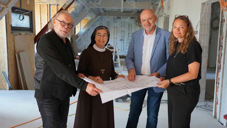 Baustellenbegehung in der neuen Dachetage des Altenheims St. Clara (v.l.): Architekt Erich Wellie, Provinzoberin Schwester M. Angela Benoit, Geschäftsführer Andreas Cramer und Architektin Susann Wellie. Foto: Michael Bodin / fcjm-presse