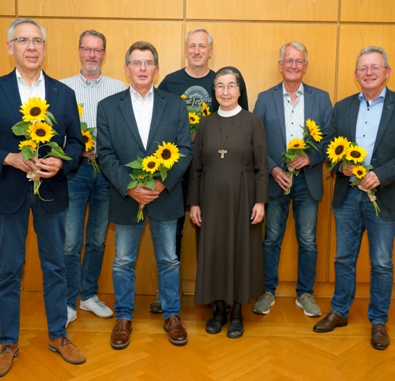 Gründungs-Vorstand gewählt (v.l.): Heinz Kleine (Kassierer), Andreas Gehlhaus (Beisitzer), Matthias Wagener (Beisitzer), Martin Henke (Beisitzer), Provinzoberin Schwester M. Angela Benoit, Klaus Schröder (1. Vorsitzender) und Reinhard Kamp (2. Vorsitzender). Foto: Michael Bodin / fcjm-presse
