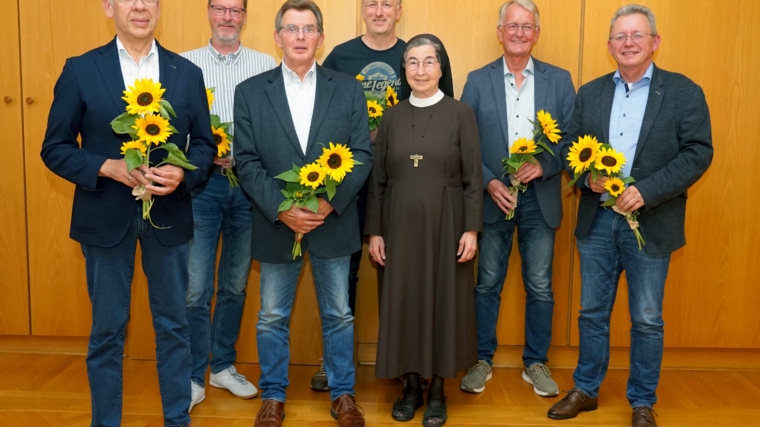 Gründungs-Vorstand gewählt (v.l.): Heinz Kleine (Kassierer), Andreas Gehlhaus (Beisitzer), Matthias Wagener (Beisitzer), Martin Henke (Beisitzer), Provinzoberin Schwester M. Angela Benoit, Klaus Schröder (1. Vorsitzender) und Reinhard Kamp (2. Vorsitzender). Foto: Michael Bodin / fcjm-presse