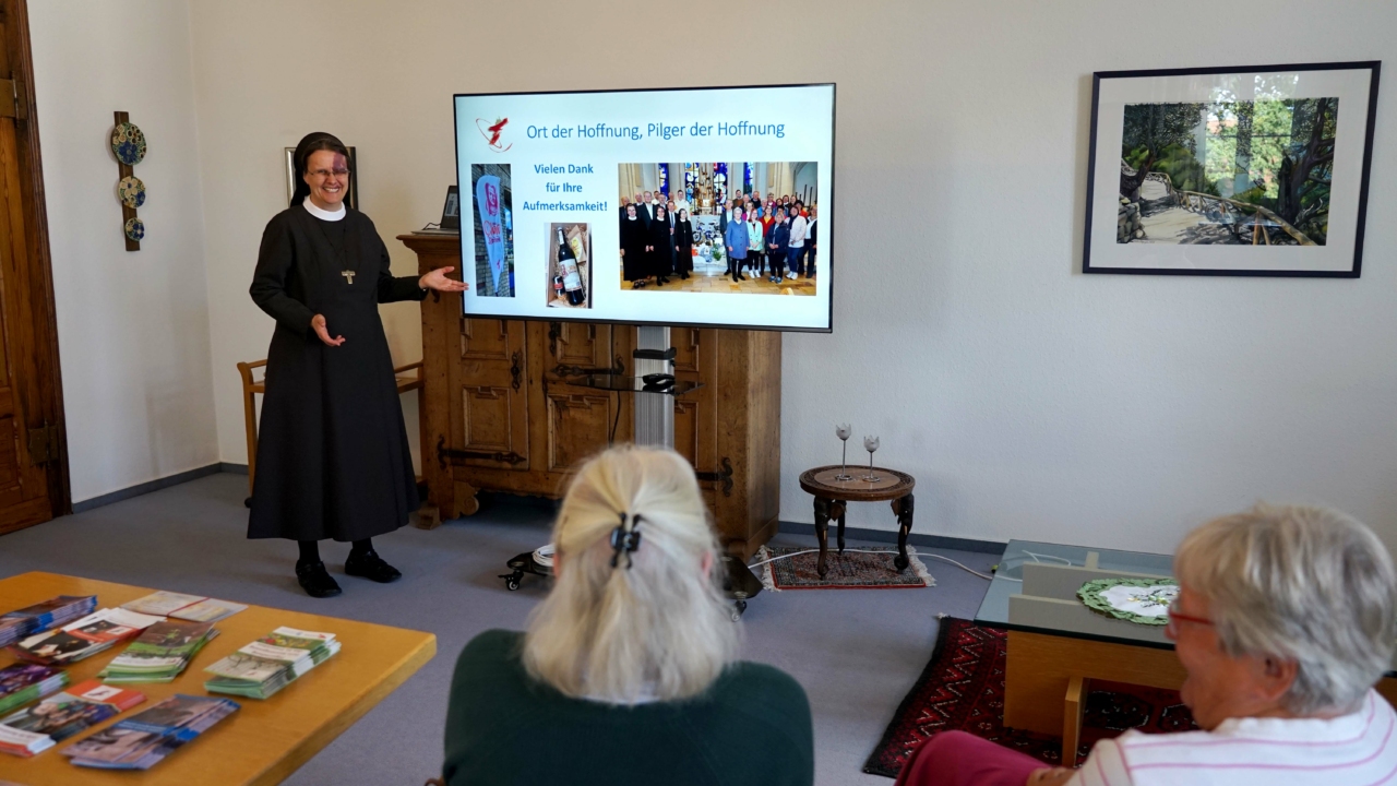 Schwester Dr. M. Alexandra Völzke informierte am Samstag beim Sponsorentag der Franziskanerinnen Salzkotten über die Angebote des Geistlichen Zentrums Franziskus. Foto: Michael Bodin / fcjm-presse