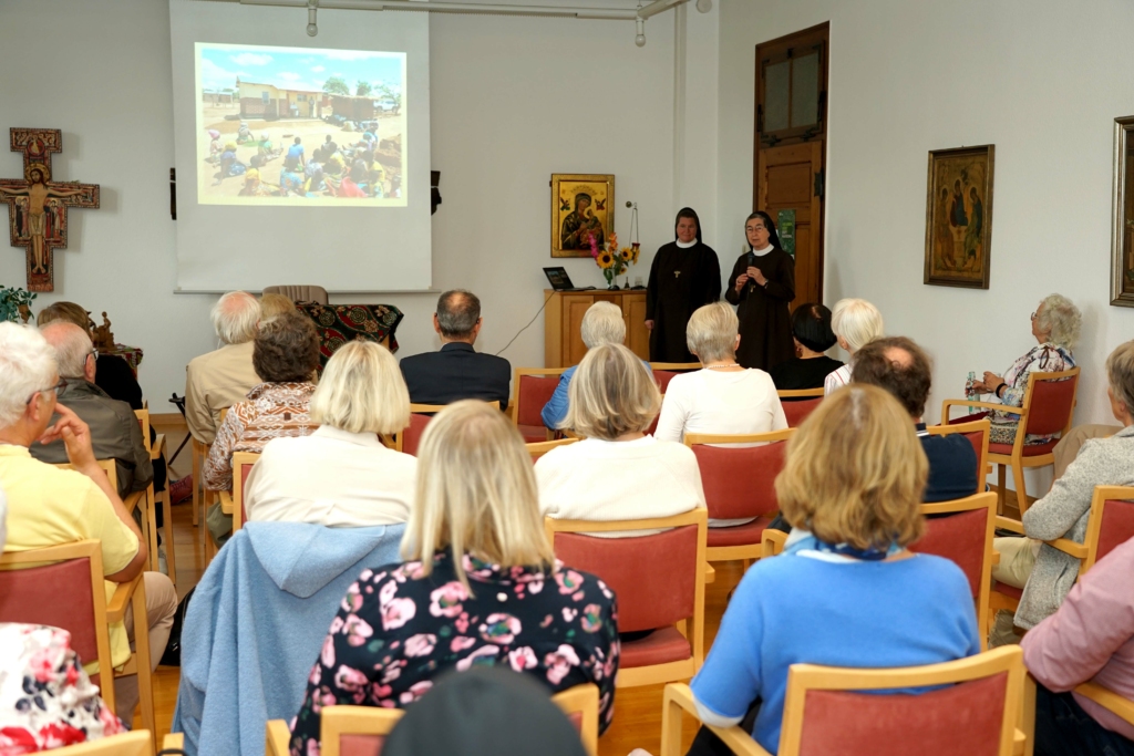 Auf großes Interesse stießen beim Sponsorentag der Franziskanerinnen Salzkotten die Informationen zu den Projekten in Malawi, die Schwester M. Alexa Furmaniak und Schwester M. Angela Benoit (v.l.) präsentierten. Foto: Michael Bodin / fcjm-presse