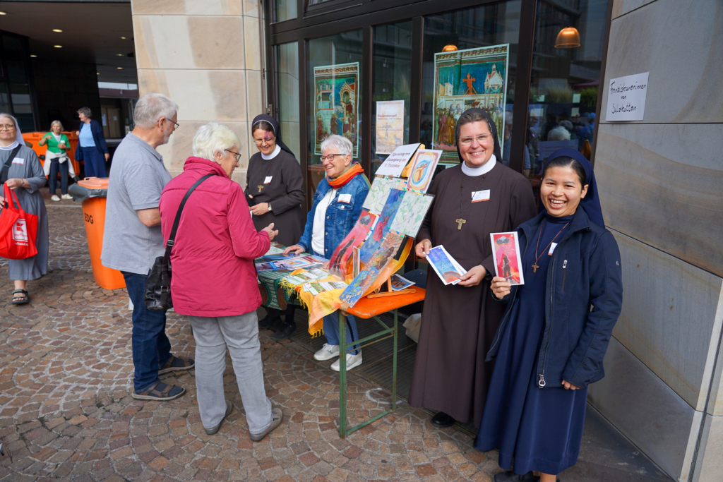 Mit einem Stand auf dem Propsteihof und in der Vorbereitung und Durchführung beteiligten sich unsere Schwestern am großen Franziskusfest in Dortmund. Foto: Michael Bodin / Erzbistum Paderborn
