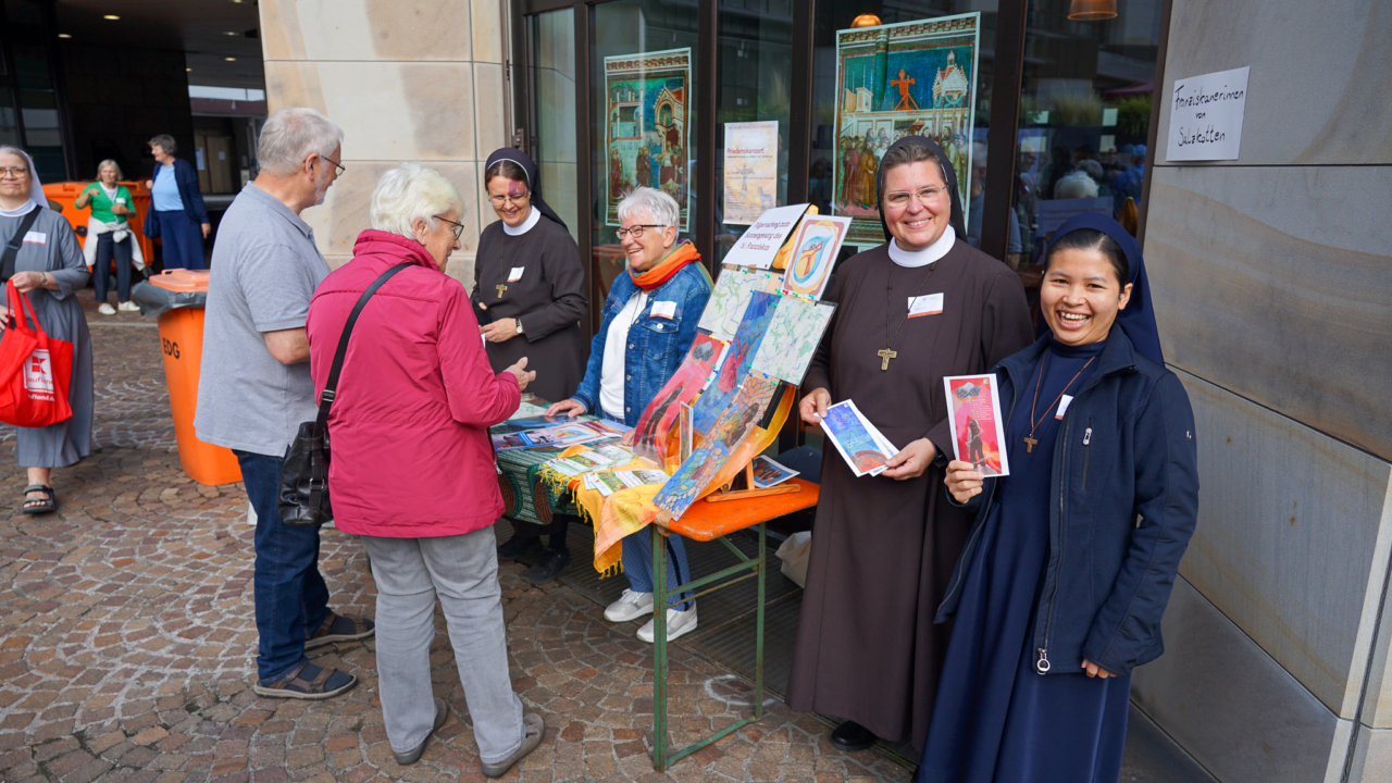 Mit einem Stand auf dem Propsteihof und in der Vorbereitung und Durchführung beteiligten sich unsere Schwestern am großen Franziskusfest in Dortmund. Foto: Michael Bodin / Erzbistum Paderborn