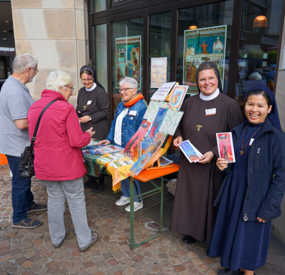 Mit einem Stand auf dem Propsteihof und in der Vorbereitung und Durchführung beteiligten sich unsere Schwestern am großen Franziskusfest in Dortmund. Foto: Michael Bodin / Erzbistum Paderborn