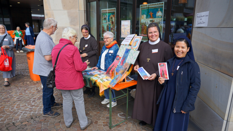 Mit einem Stand auf dem Propsteihof und in der Vorbereitung und Durchführung beteiligten sich unsere Schwestern am großen Franziskusfest in Dortmund. Foto: Michael Bodin / Erzbistum Paderborn