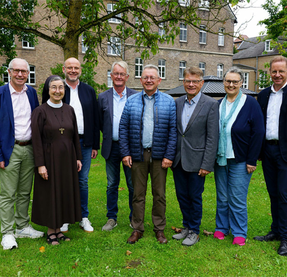 Machen auf die Gründungsversammlung des „Freundeskreises der Franziskanerinnen Salzkotten“ am 23. September um 18 Uhr aufmerksam (v.l.): Landrat a.D. Manfred Müller, Provinzoberin Schwester M. Angela Benoit, Verwaltungsdirektor Andreas Cramer, Klaus Schröder, Reinhard Kamp, Heinz Sonntag, Annette Stracke und Bürgermeister Ulrich Berger. Foto: Michael Bodin / fcjm-presse