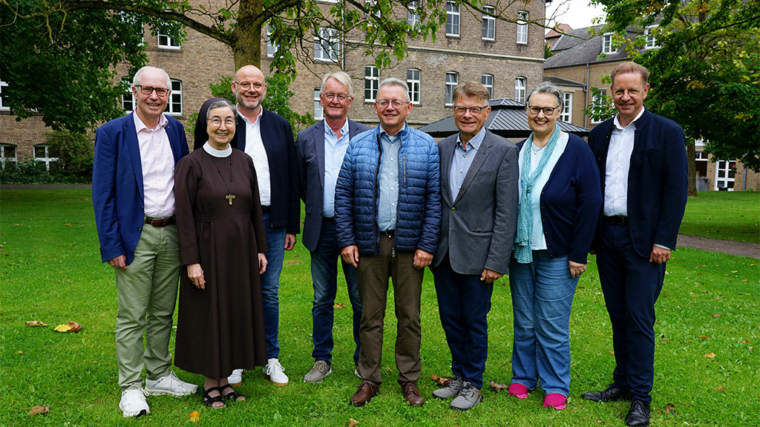 Machen auf die Gründungsversammlung des „Freundeskreises der Franziskanerinnen Salzkotten“ am 23. September um 18 Uhr aufmerksam (v.l.): Landrat a.D. Manfred Müller, Provinzoberin Schwester M. Angela Benoit, Verwaltungsdirektor Andreas Cramer, Klaus Schröder, Reinhard Kamp, Heinz Sonntag, Annette Stracke und Bürgermeister Ulrich Berger. Foto: Michael Bodin / fcjm-presse