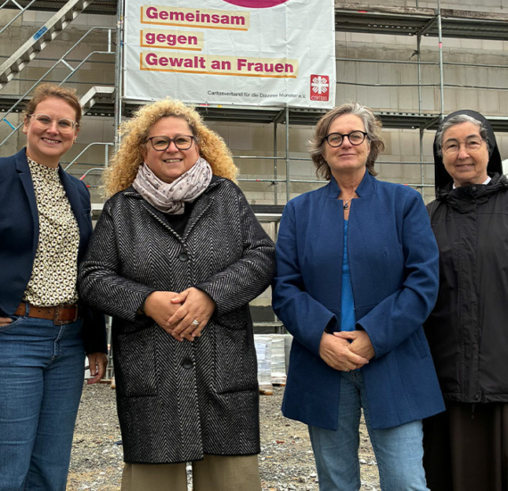 Alexandra Diedrich-Treuguth (Geschäftsführung SkF Paderborn e.V.), Cornelia Schmiegel (Leitung Frauenhaus), die Landtagsabgeordnete Norika Creuzmann und Schwester M. Angela Benoit, Provinzoberin der Franziskanerinnen Salzkotten, bei der Besichtigung. Foto: Sozialdienst katholischer Frauen