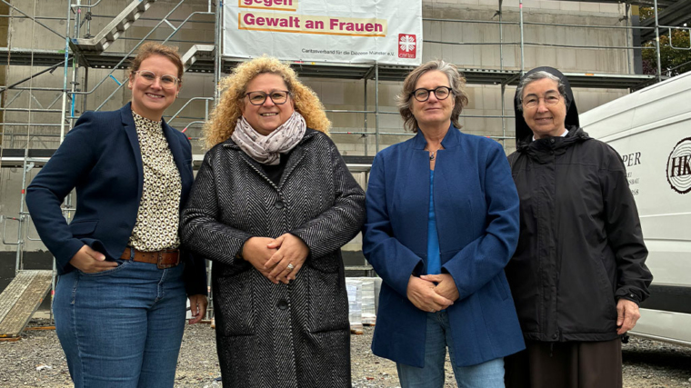 Alexandra Diedrich-Treuguth (Geschäftsführung SkF Paderborn e.V.), Cornelia Schmiegel (Leitung Frauenhaus), die Landtagsabgeordnete Norika Creuzmann und Schwester M. Angela Benoit, Provinzoberin der Franziskanerinnen Salzkotten, bei der Besichtigung. Foto: Sozialdienst katholischer Frauen