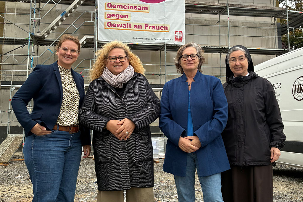 Alexandra Diedrich-Treuguth (Geschäftsführung SkF Paderborn e.V.), Cornelia Schmiegel (Leitung Frauenhaus), die Landtagsabgeordnete Norika Creuzmann und Schwester M. Angela Benoit, Provinzoberin der Franziskanerinnen Salzkotten, bei der Besichtigung. Foto: Sozialdienst katholischer Frauen