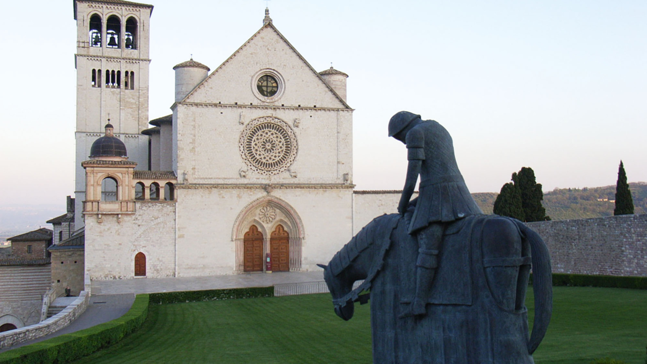Assisi, Statue vor Kirche