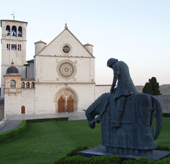 Assisi, Statue vor Kirche